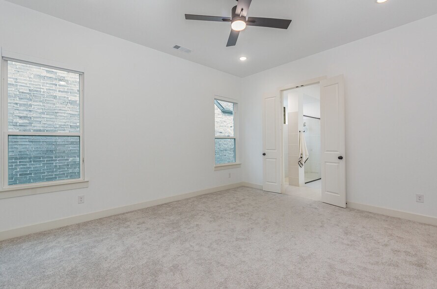 Building Photo - 9558 Hedge St