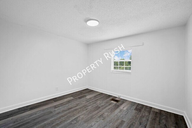 Building Photo - 424 Hedgewood Dr