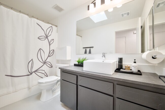 Building Photo - Golfside Villa