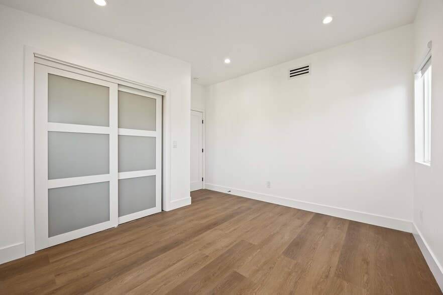 Building Photo - 212 W 64th St