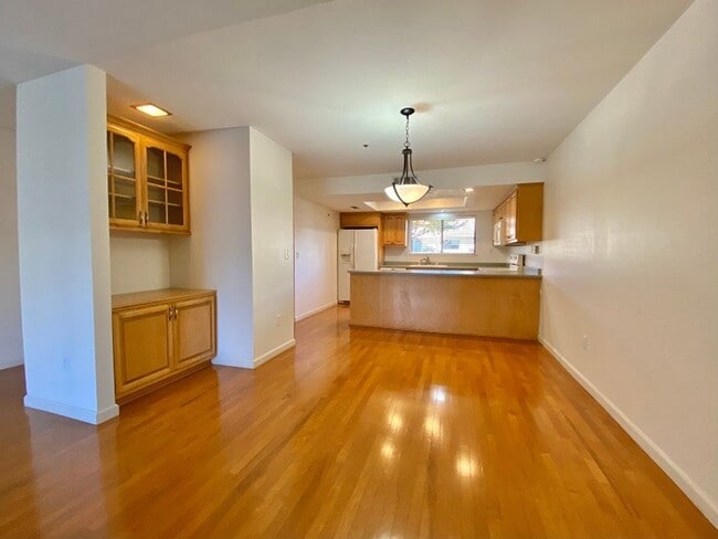 Building Photo - Spacious Condo in a Desirable Private Community