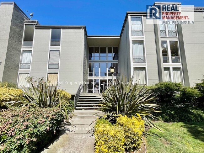Primary Photo - Modern, Light-Filled 3-Bedroom Condo in th...