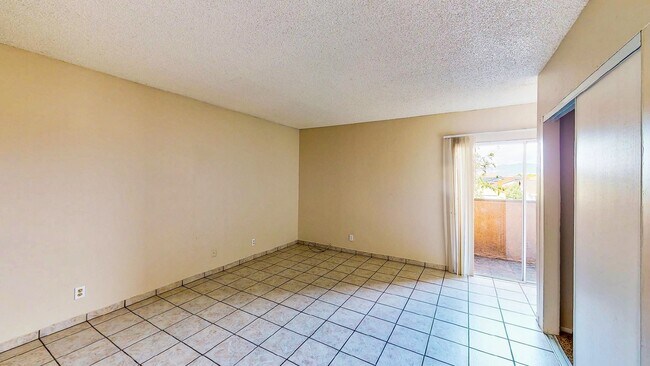 Building Photo - 2 BEDROOM 1 1/2 BATH TOWN HOME