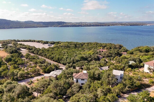 Building Photo - 13803 Lakeview Dr