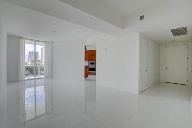 Building Photo - 15901 Collins Ave