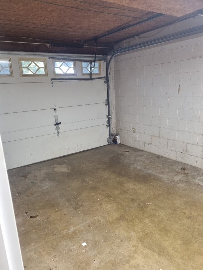 Building Photo - 2110 Hinton Dr