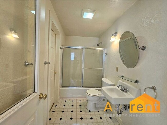 Building Photo - Charming 3-bedroom, 2-bathroom Home: Utili...