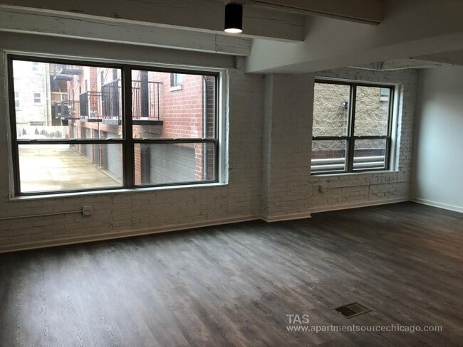 Building Photo - HUGE DUPLEX DOWN condo-quality 2 Bed/2.5 bath In the heart of Wrigley!