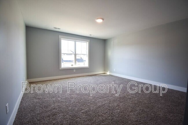 Building Photo - 3036 Candlelight Dr