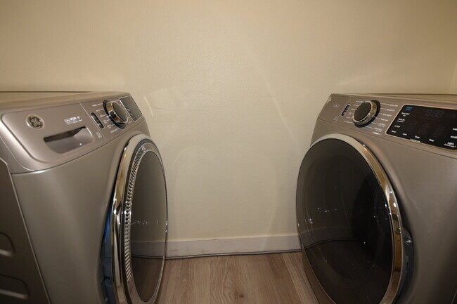 Building Photo - Charming 2nd Floor Unit In Gated Community!