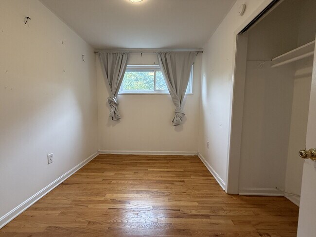 Building Photo - Updated Duplex in Prime Location with Ample Outdoor Space