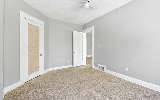 Building Photo - 1261 E 99th St