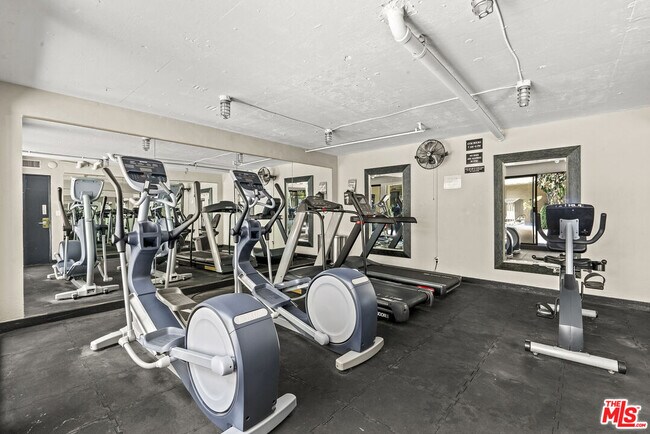 Building Photo - 740 Kings Rd