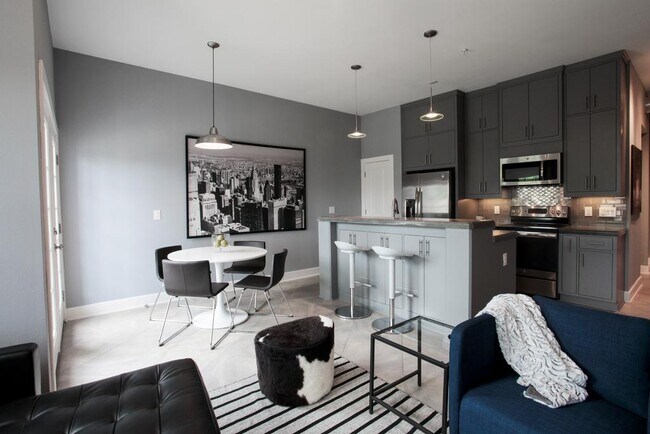 Building Photo - 1011 Studemont St