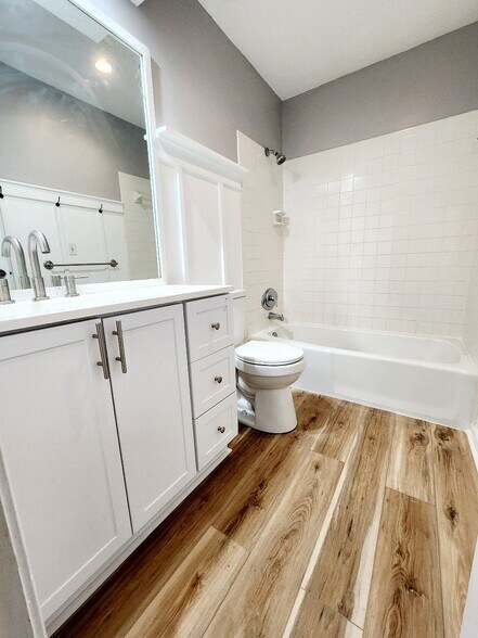 Hall bathroom - 9721 W 83rd Ter