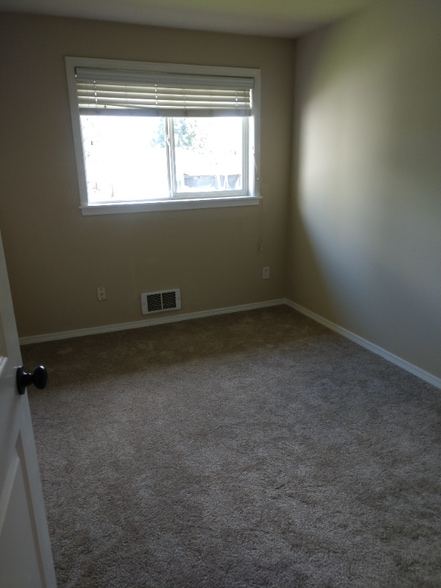 Building Photo - 834 4th Ave N