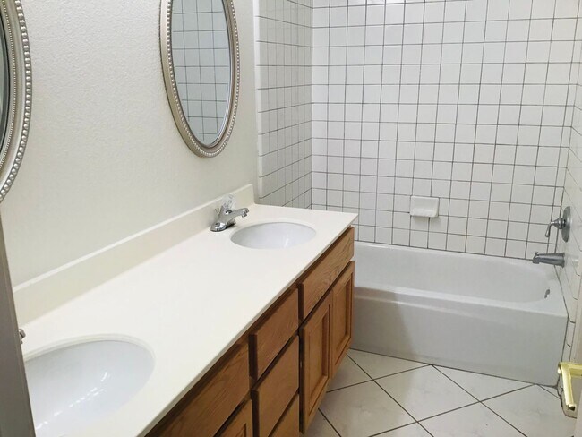 Building Photo - 3193 Clarita Ct