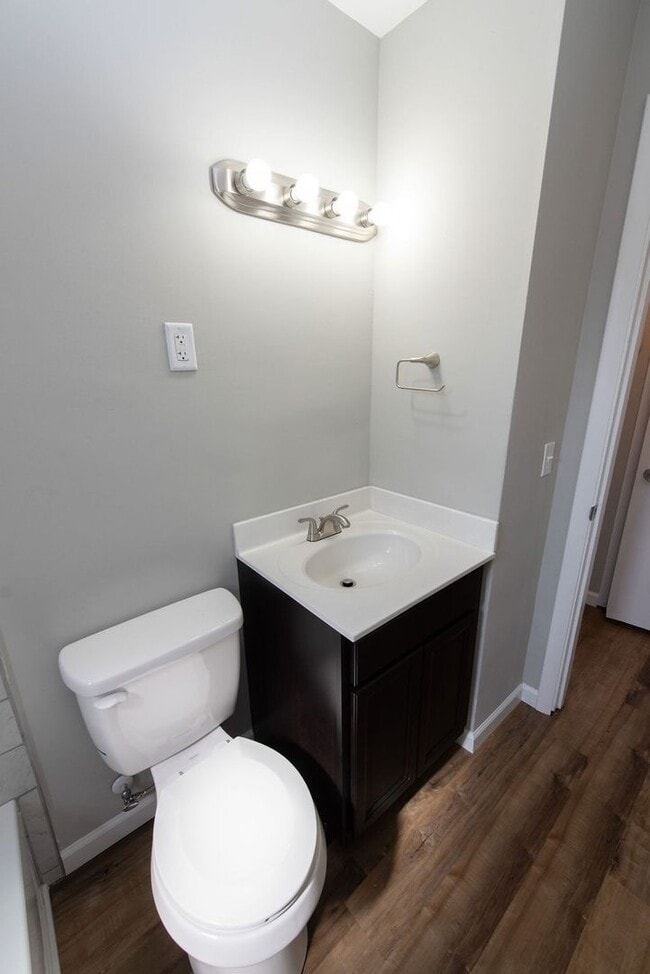 Building Photo - COVEDALE - 3+ bedroom brick cape cod  with one garage built in garage