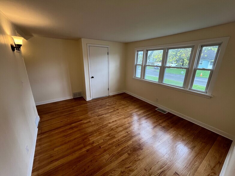 Family room - 107 Douglas Ave