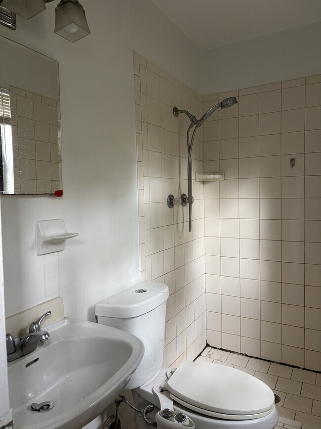 Building Photo - 2409 Almond Dr