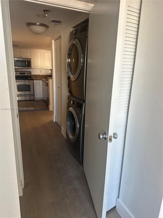 Building Photo - 520 SE 5th Ave