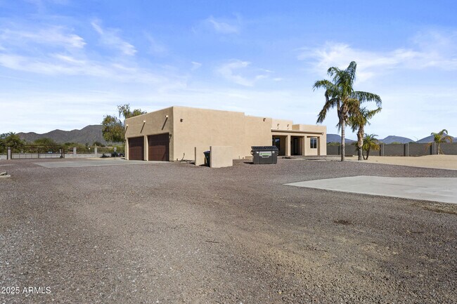 Building Photo - 2617 W Desert Hills Dr