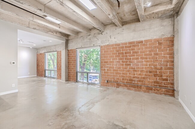 Building Photo - 1115 S Alamo St