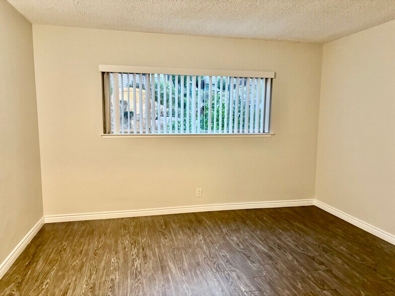 Building Photo - 1595 E Chevy Chase Dr