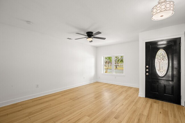 Building Photo - 1512 W Mesa Park Dr