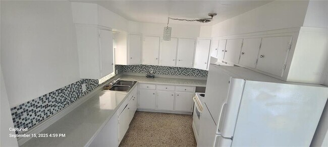 Building Photo - 2027 Bentley St