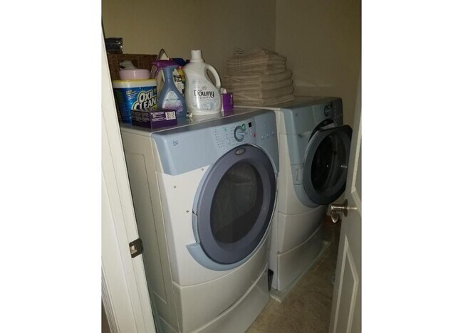 Building Photo - End-Unit Townhome *3Bd*2.5Ba plus loft*1767sqft. Community Pool! Available July 1st!