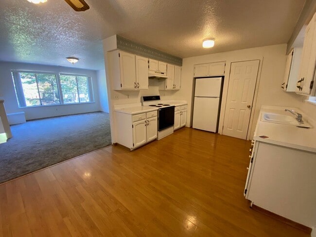 Building Photo - Great 2 Level Four Bedroom House!