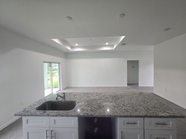 Building Photo - Large 3 Bedroom, 2 Bath + Den