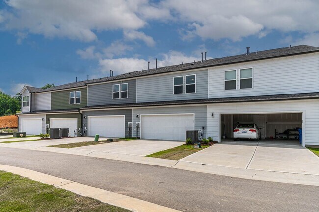 Building Photo - Cozy Townhome with 2 car garage!