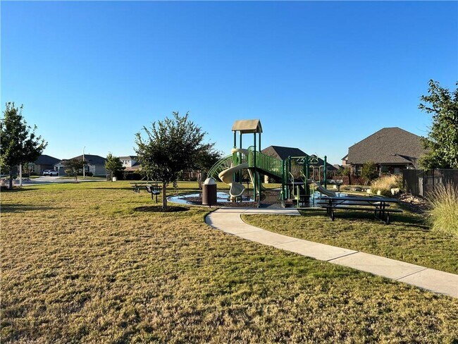 Building Photo - 308 S Brook Dr