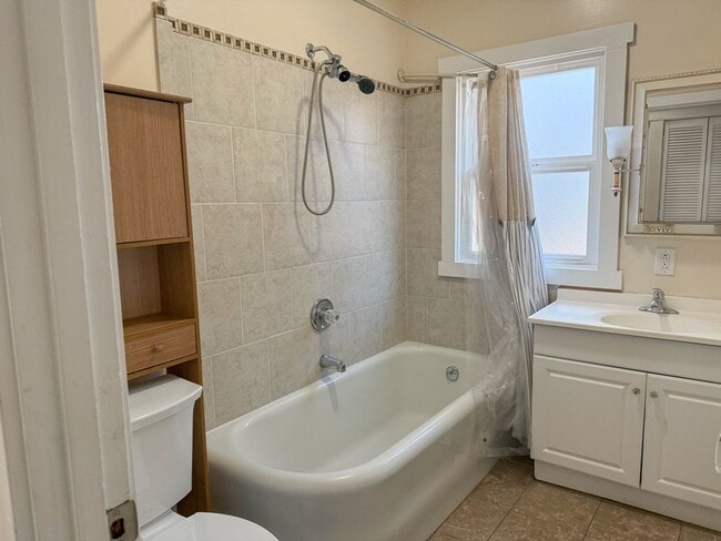 Building Photo - Charming 2-bedroom, 2-bathroom Burlingame ...