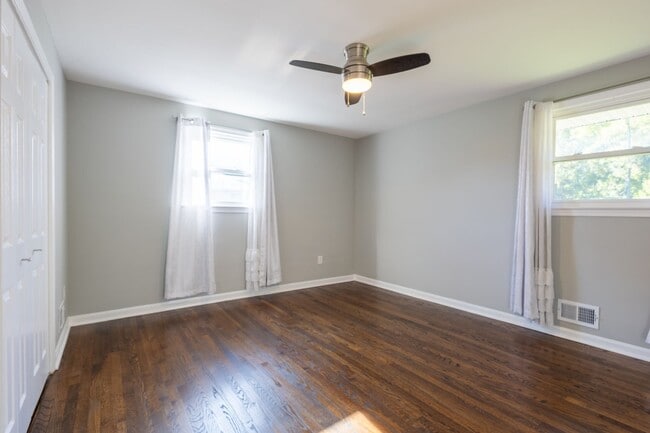 Building Photo - Amazing 5 BR/3 BA Single-Family Home in Te...