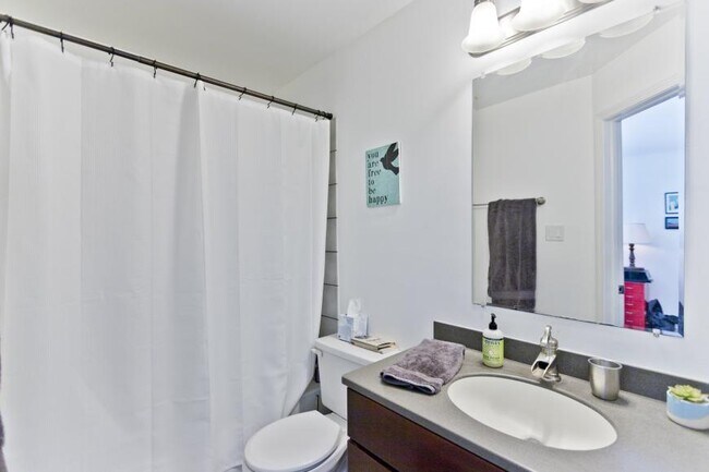 Building Photo - 3 bedroom in Chicago IL 60660