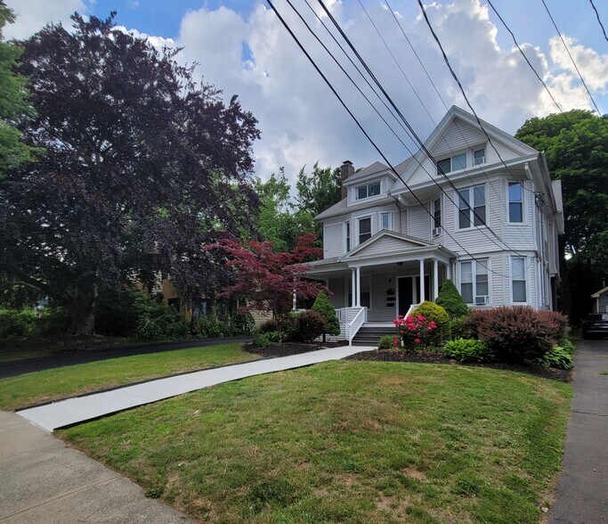 Building Photo - 682 Whitney Ave