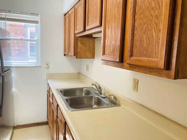 Building Photo - 1458 Highland St