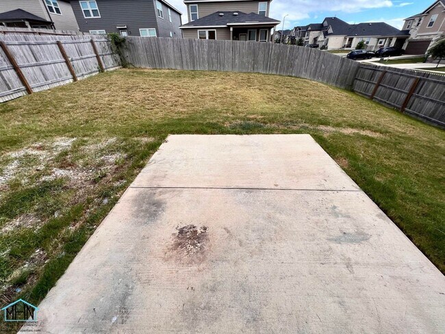 Building Photo - Beautiful 2-story 4 bed/2.5 bath home with...