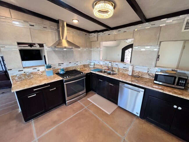 Building Photo - Catalina Foothills- 3 bedroom/ 3 bathroom ...