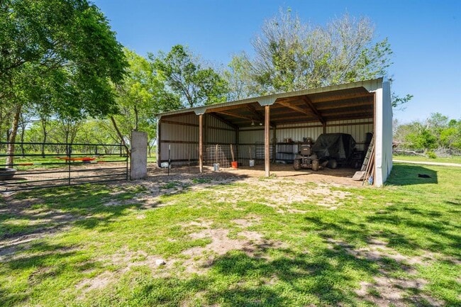 Building Photo - 381 FM86