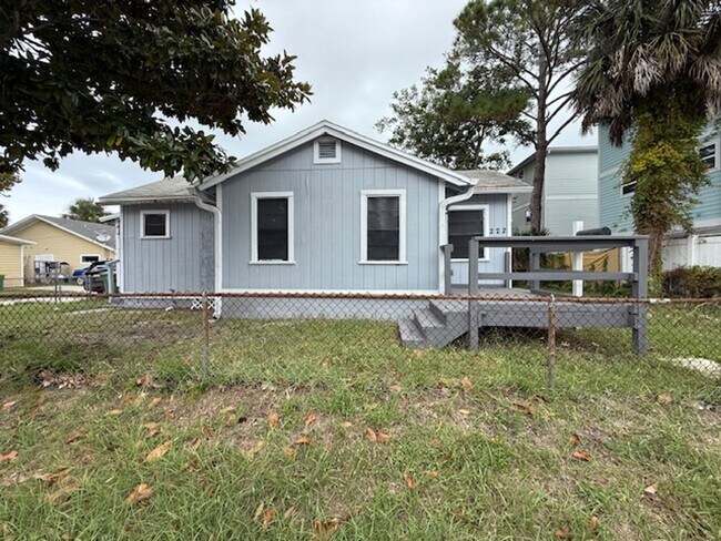 Building Photo - Charming Beachside Bungalow for Rent!