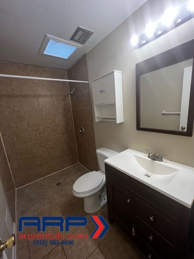 Building Photo - Beautiful North Central Home