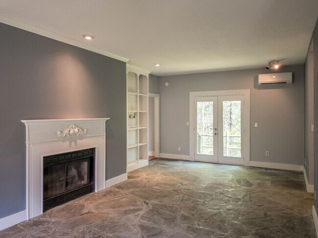 Building Photo - Beautiful Three Bedroom with Stunning View...