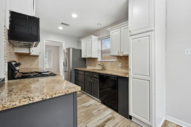 Building Photo - 4023 Broken Elm Dr