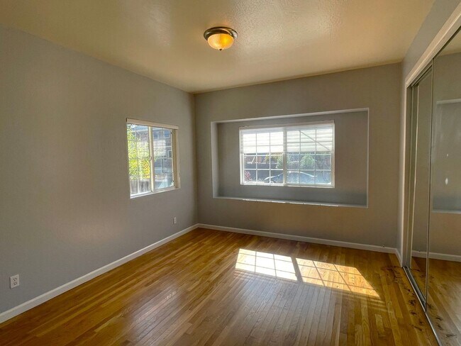 Building Photo - ~Berkeley School District~ Single Family Home - Huge Backyard!