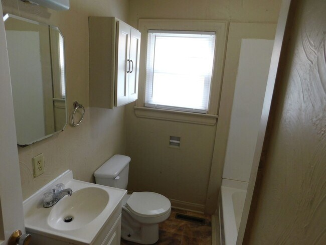 Building Photo - 2 Bed 1 Bath House in El Dorado w/ Hardwoo...