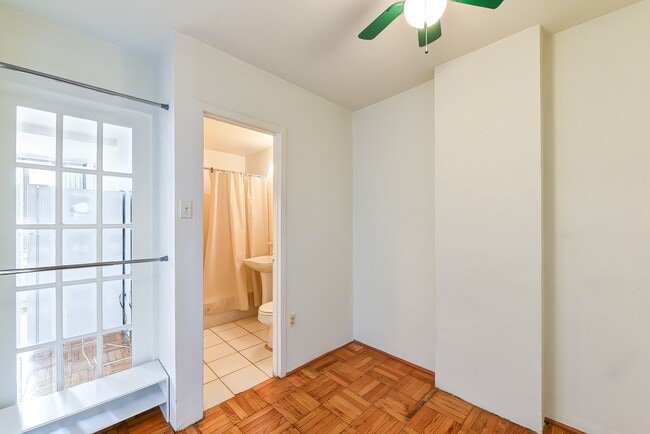 Building Photo - Charming & Bright Junior One Bedroom at Ri...
